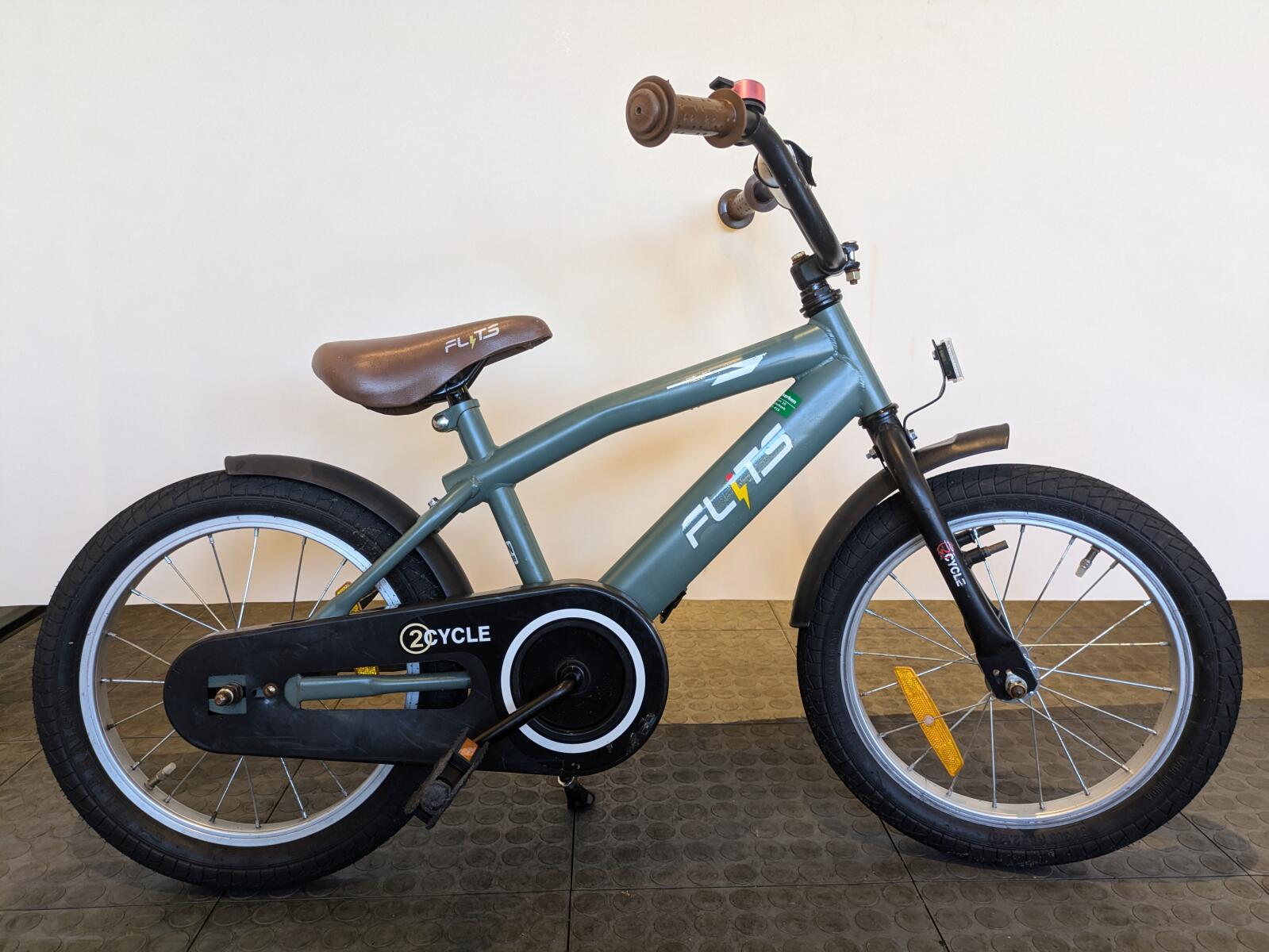 16 cali 2Cycle Flits z een terugtraprem.