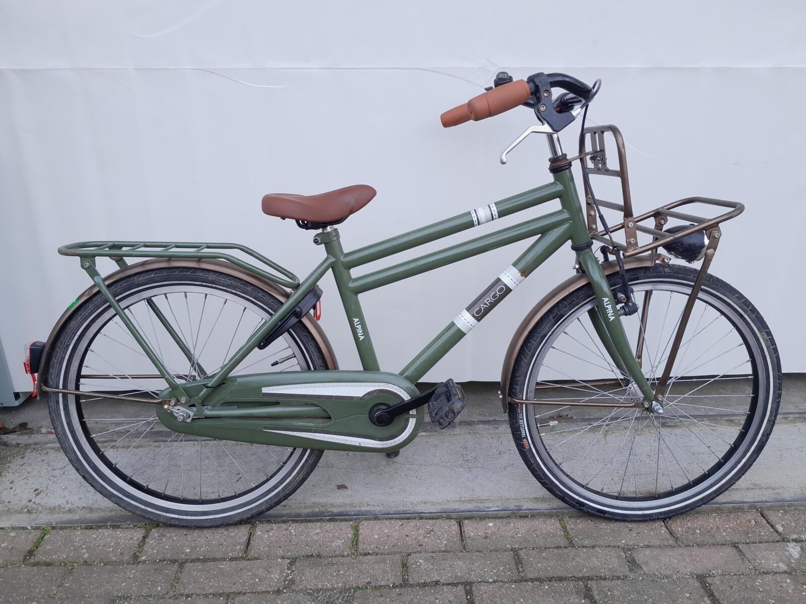 22 cali Alpina Cargo z een voordrager.