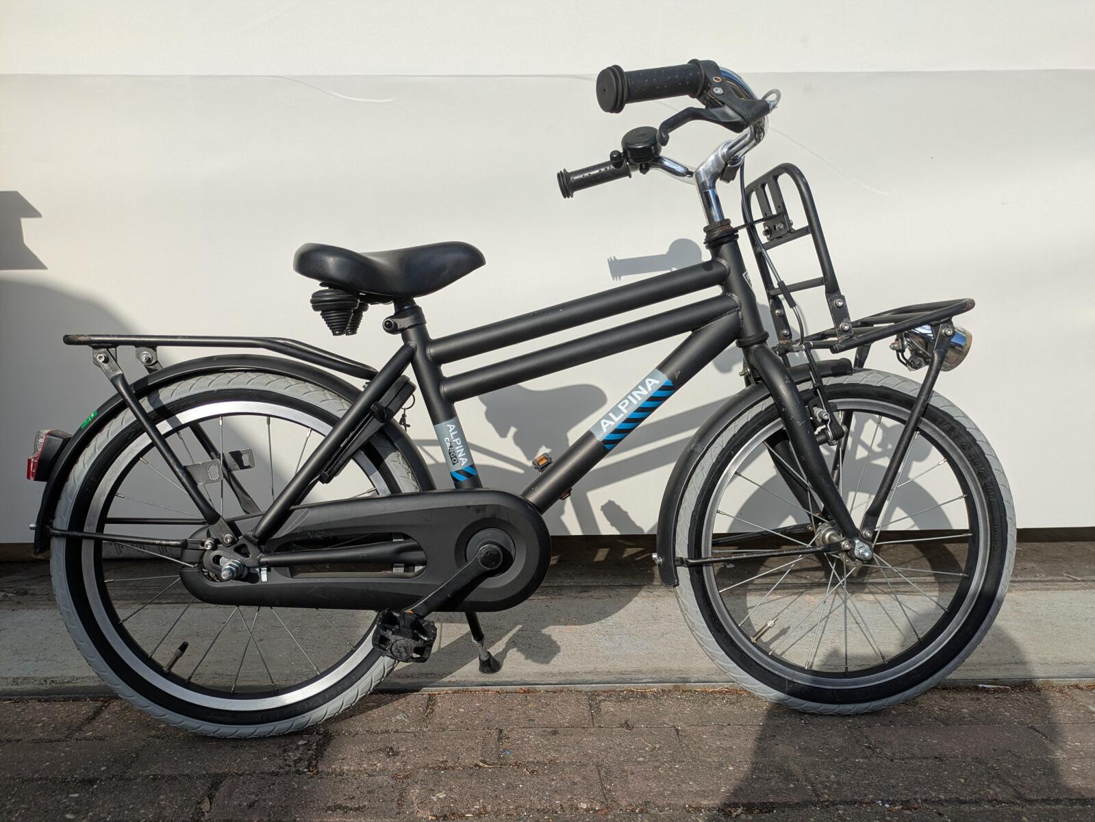 18 cali Alpina Cargo z een voordrager.