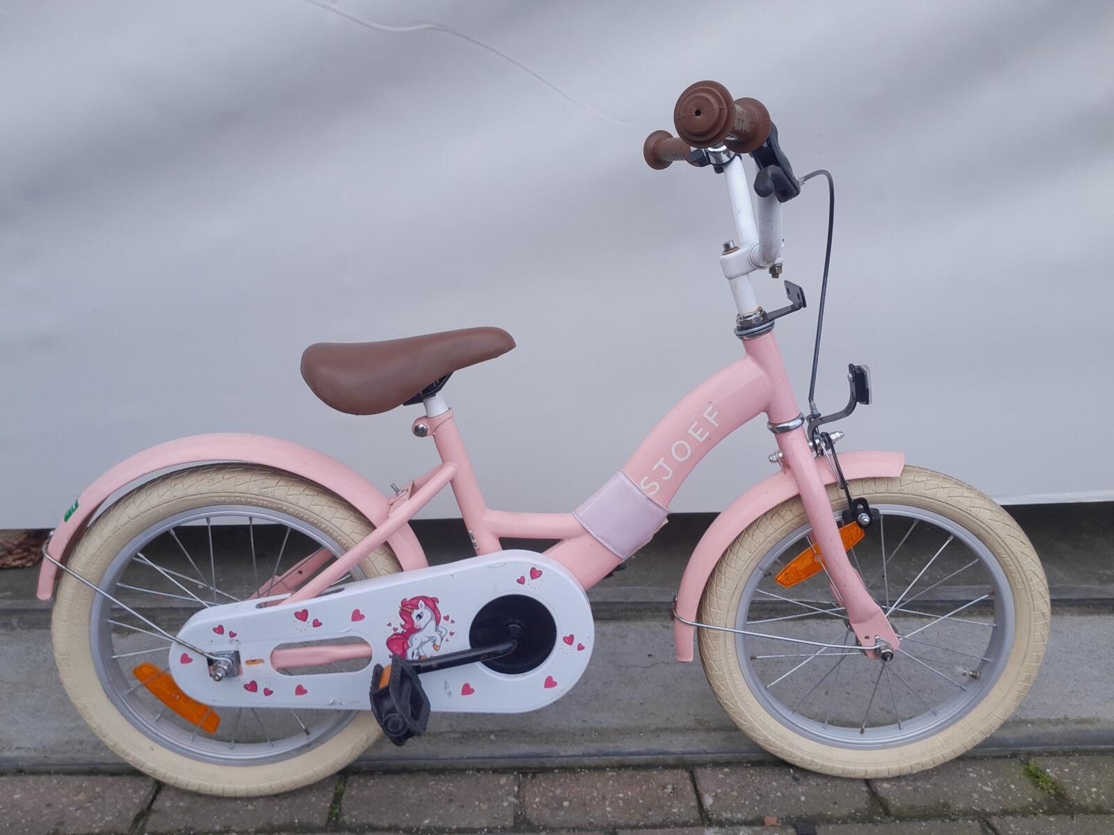 16 cali Sjoef meisjesfiets z een terugtraprem.