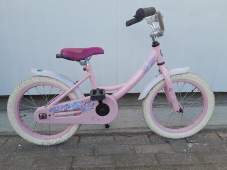 16 cali Sjoef meisjesfiets z een voordrager.
