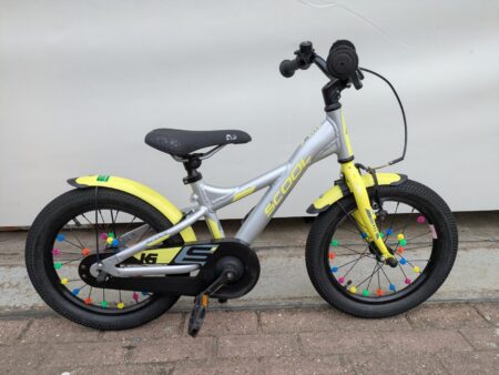 16 cali Scool Xxlite z 1 handrem en een terugtraprem.